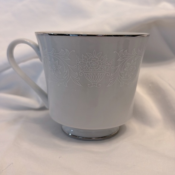 Vintage Crown Victoria Made In Japan Fine China Lovelace #1002 Tea Cup - Picture 3 of 7